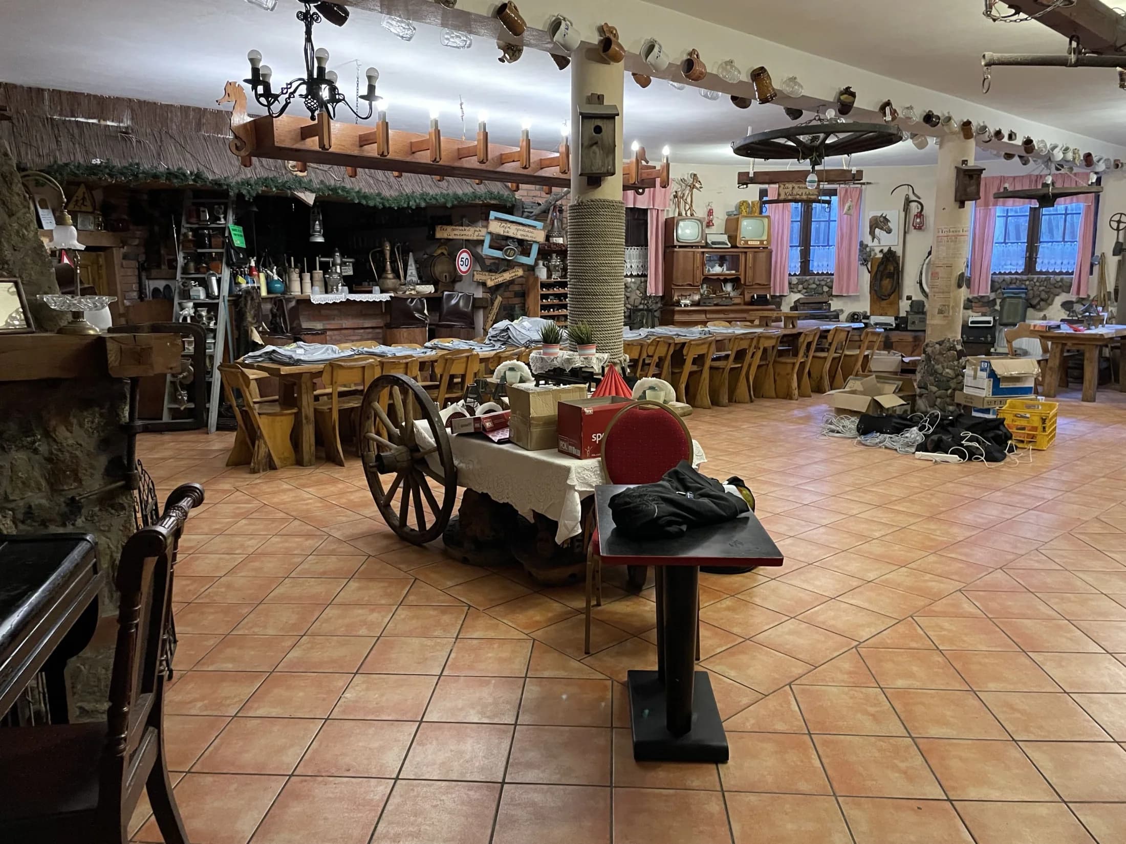 Sala Pomorzanki Biesiadnej przygotowywana do wydarzenia